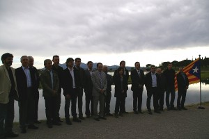 Alcaldes Bages Al Parc de l’Agulla de Manresa, més de vint alcaldes de la nostra comarca han signat el Manifest dels alcaldes en suport de la caravana del Bages per la Independència.
