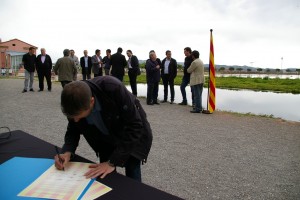 Signatura del manifest dels Alcaldes del Bages Al Parc de l’Agulla de Manresa, més de vint alcaldes de la nostra comarca han signat el Manifest dels alcaldes en suport de la caravana del Bages per la Independència.